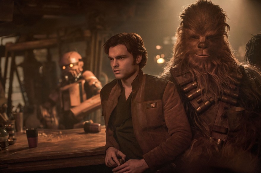 7793437009_alden-ehrenreich-et-chewbacca-heros-de-solo-a-star-wars-story