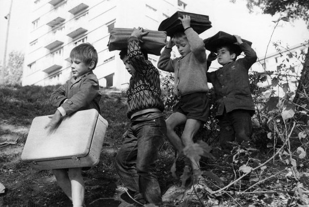 jeu_de_gamins_sur_le_terrain_vague_f-51077