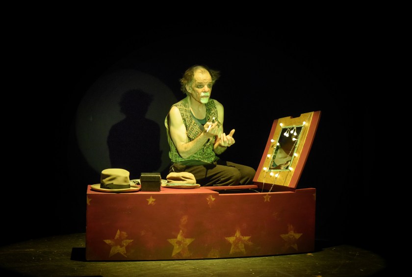 LE SOURIRE AU PIED DE L ECHELLE -